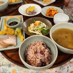 "Han-sang" table. It is a special meal featuring a variety of traditional Korean dishes, served on a beautifully arranged table to honor the guest.